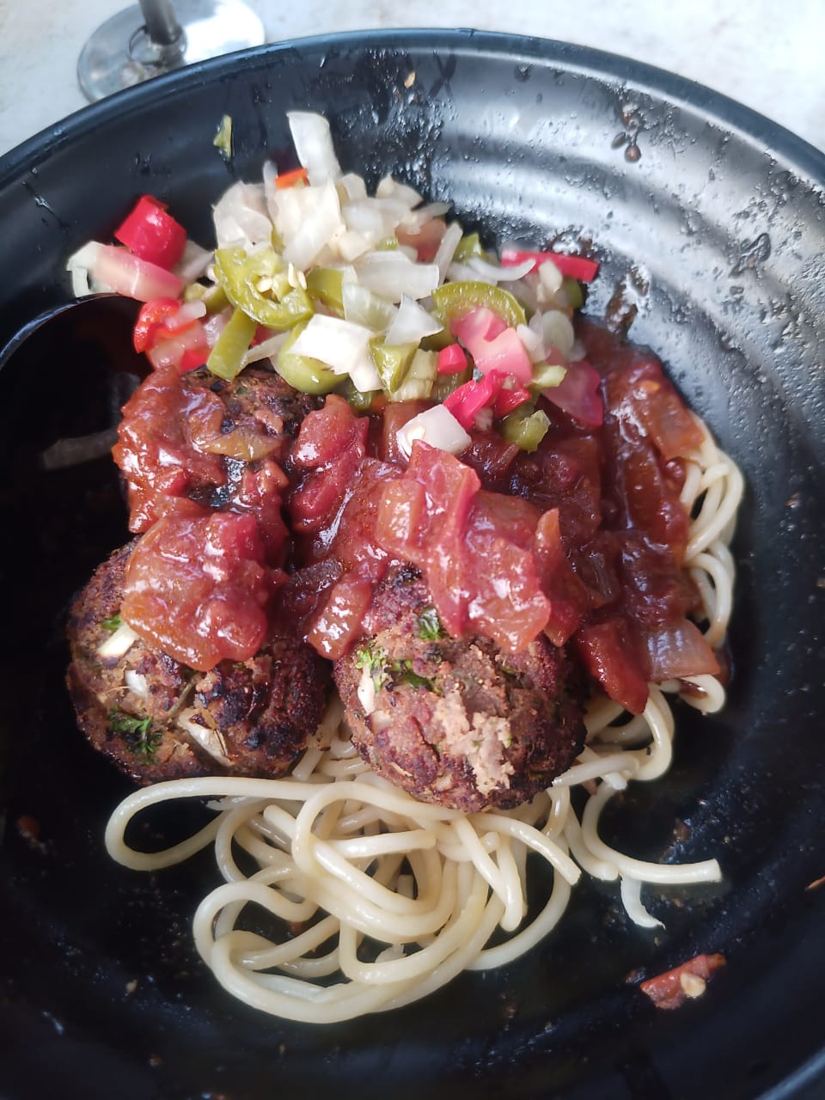 Spaghetti and braaied meatballs with redwine and tomato sauce, chillie salad on